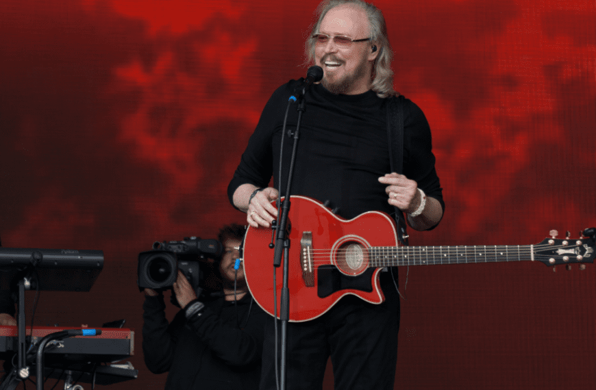 Top 10 Greatest Songwriters Of All Time